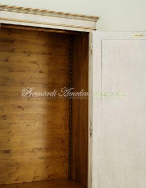 Armadietto da camera in legno massello dipinto a mano stile classico